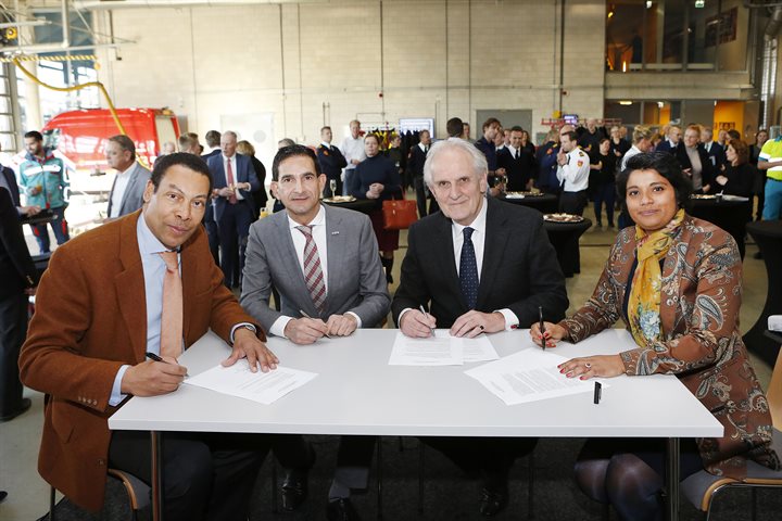 041219 ondertekening 01 041219 ondertekening 01